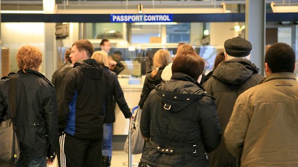 Vaalimaa,+Vaalimaan+tulli+ja+raja-asema,+passintarkastus,+rajaliikenne[1].jpg