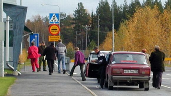 Ven%C3%A4l%C3%A4iset+turistit+menossa+tulliin+YLE[1].jpg