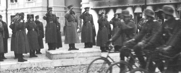 парад в 1941..jpg (36.7 КБ) 4037 просмотров парад в 1941..jpg