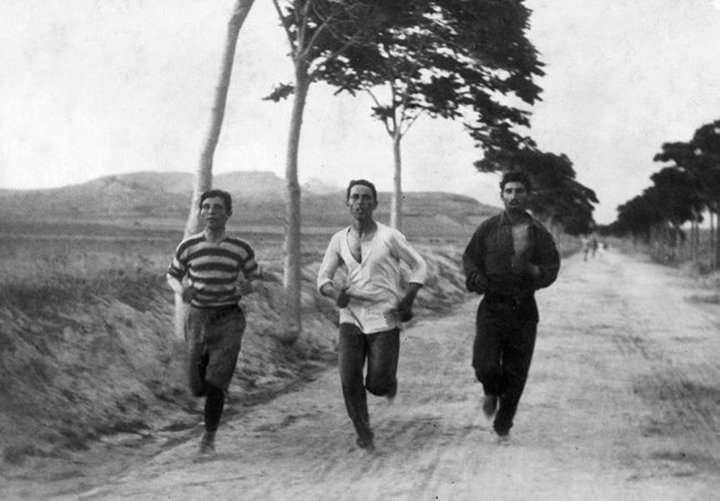 Марафонцы на первых современных Олимпийских играх в 1896 г..jpg