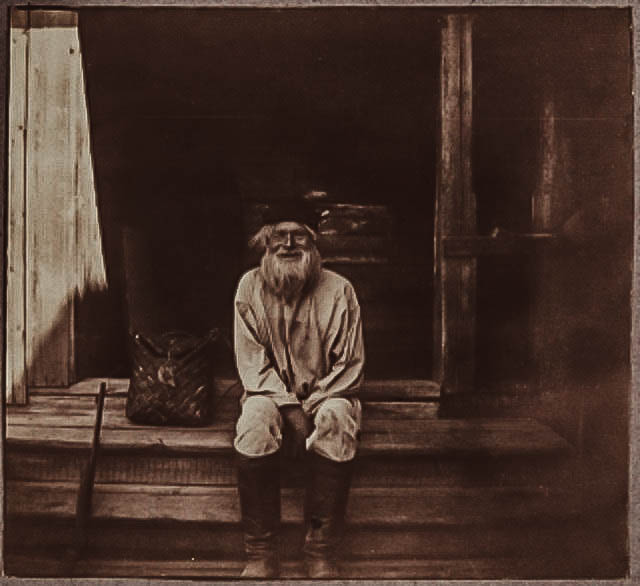 Vaslei Rotsa istuu portailla tuohikontti vieressaan 1920.jpg
