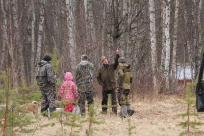 Под руководством Альберта выбирается место для установки машинки с тарелочками