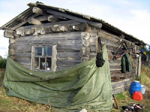 &quot;Ширинская&quot; изба на острове.