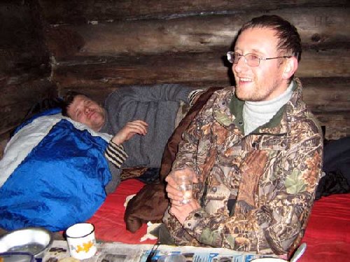 В избушке печурка и свечка горят, ребята за столиком славно сидят...