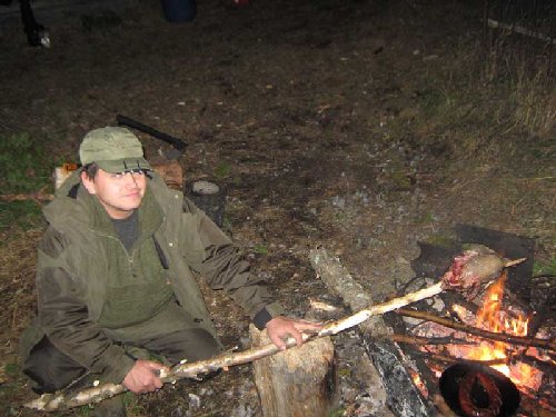 Начало жарки гуся на костре